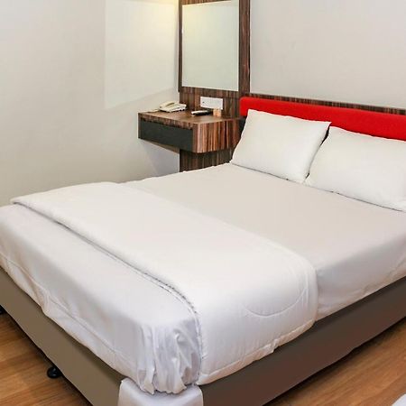 Oyo 90027 Happy Hotel Johor Bahru Bagian luar foto