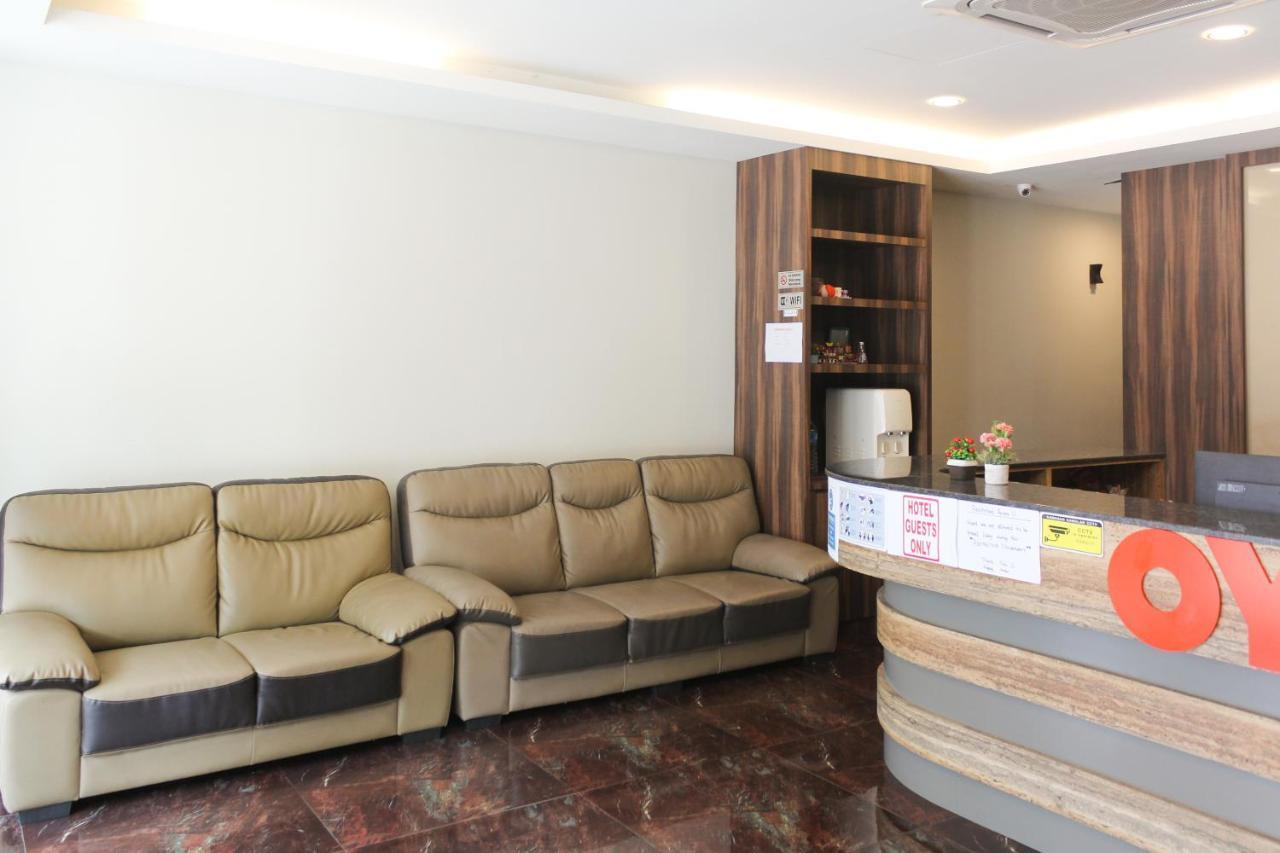Oyo 90027 Happy Hotel Johor Bahru Bagian luar foto