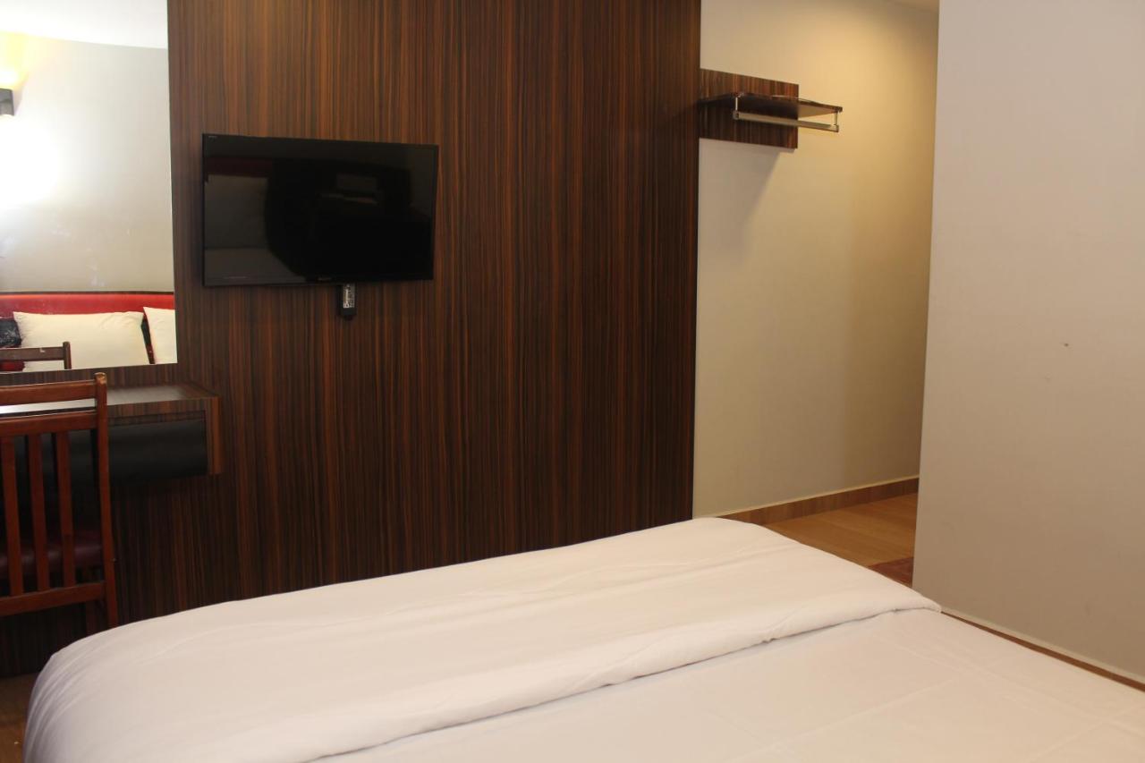 Oyo 90027 Happy Hotel Johor Bahru Bagian luar foto