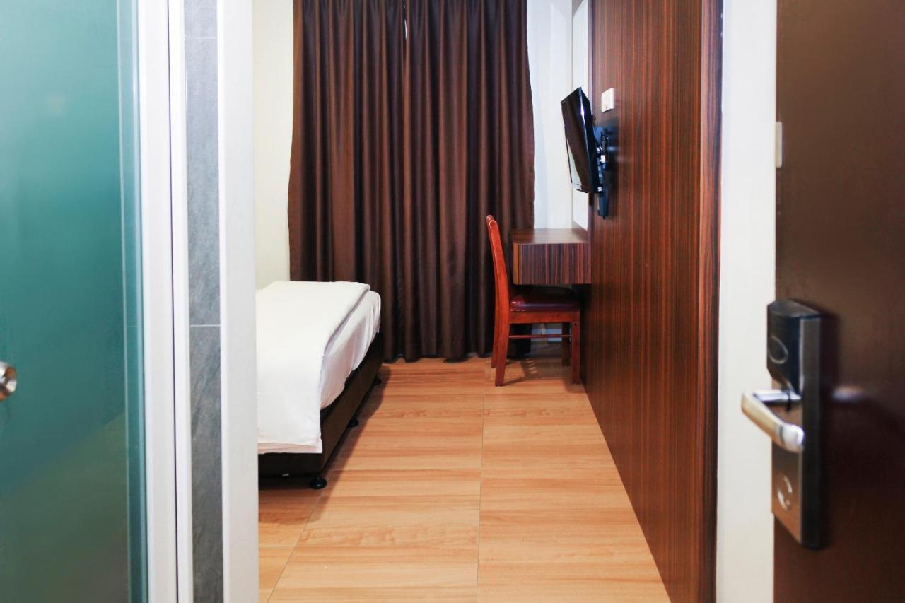 Oyo 90027 Happy Hotel Johor Bahru Bagian luar foto