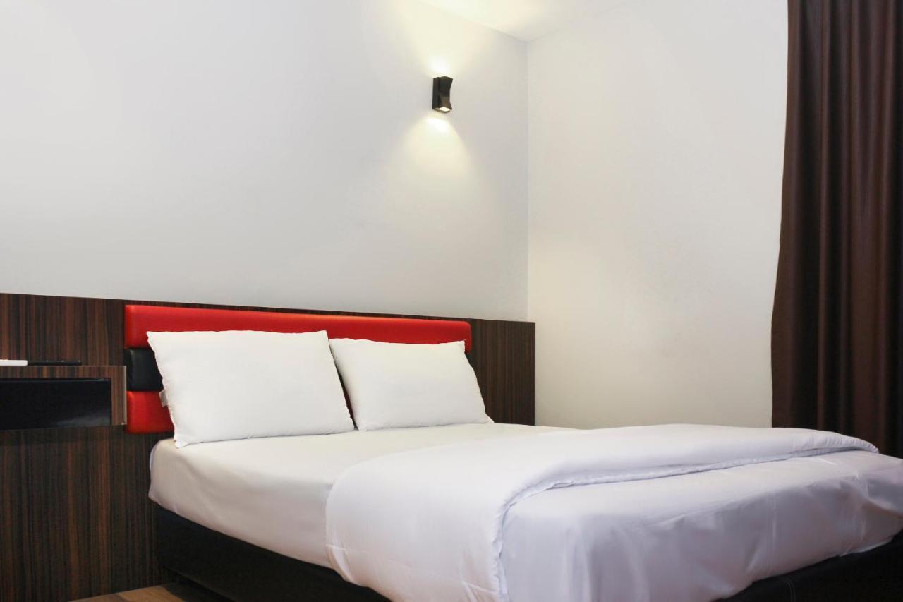 Oyo 90027 Happy Hotel Johor Bahru Bagian luar foto