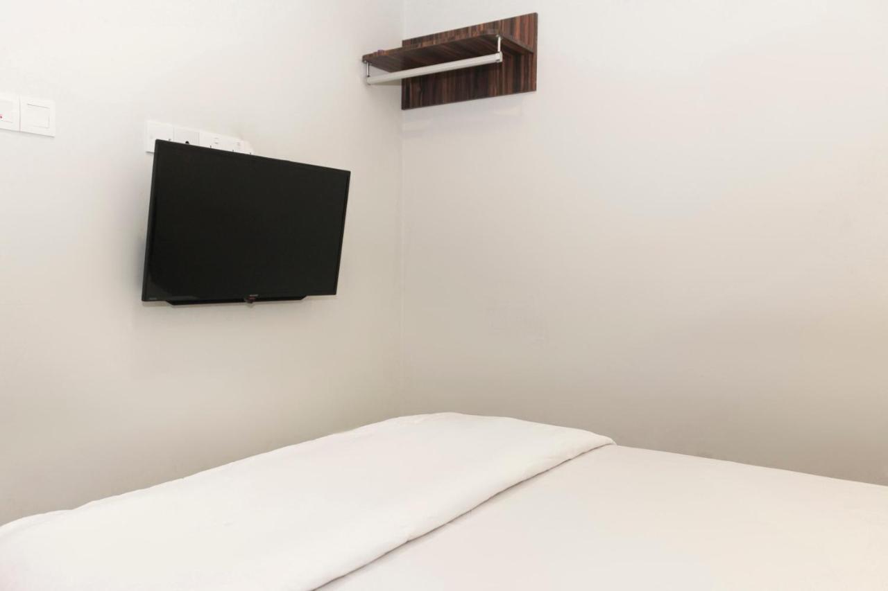 Oyo 90027 Happy Hotel Johor Bahru Bagian luar foto