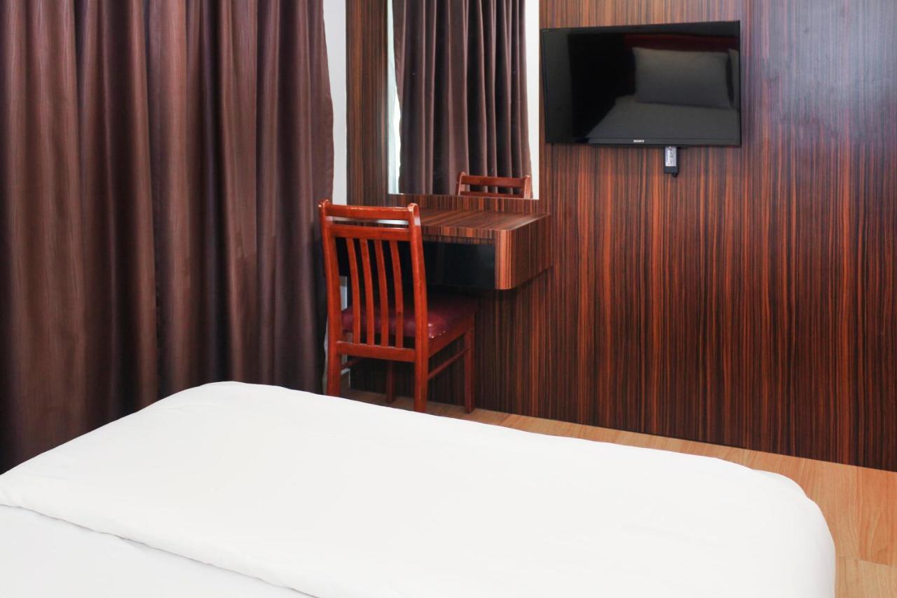 Oyo 90027 Happy Hotel Johor Bahru Bagian luar foto
