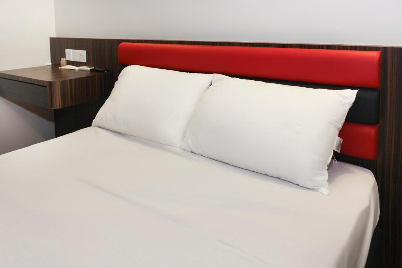 Oyo 90027 Happy Hotel Johor Bahru Bagian luar foto