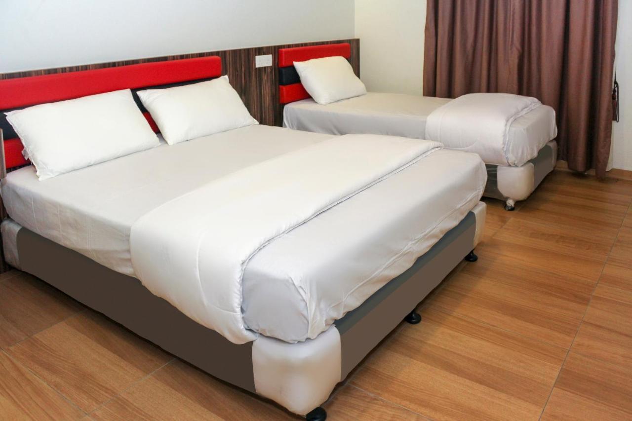 Oyo 90027 Happy Hotel Johor Bahru Bagian luar foto