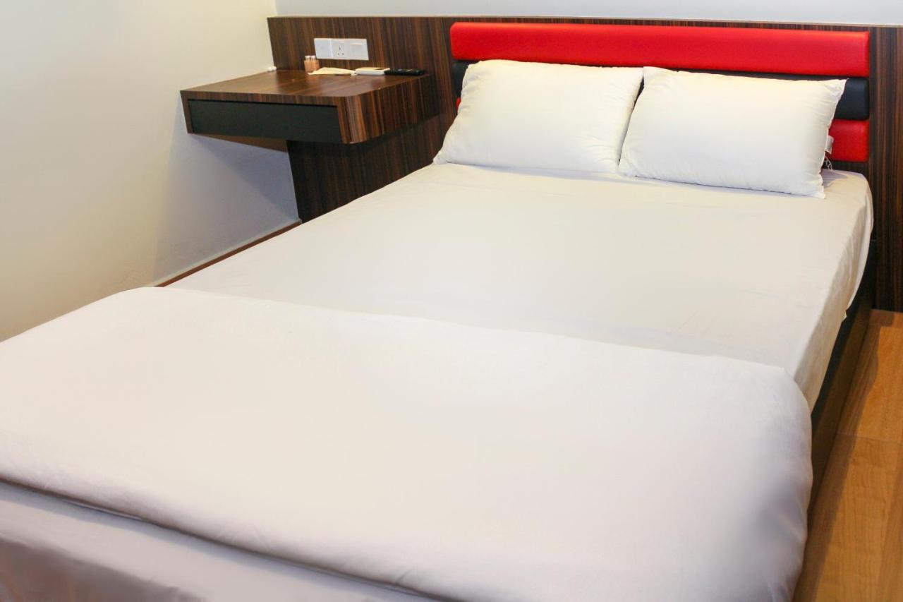 Oyo 90027 Happy Hotel Johor Bahru Bagian luar foto
