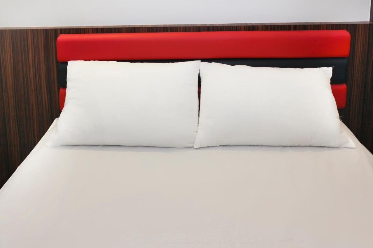 Oyo 90027 Happy Hotel Johor Bahru Bagian luar foto
