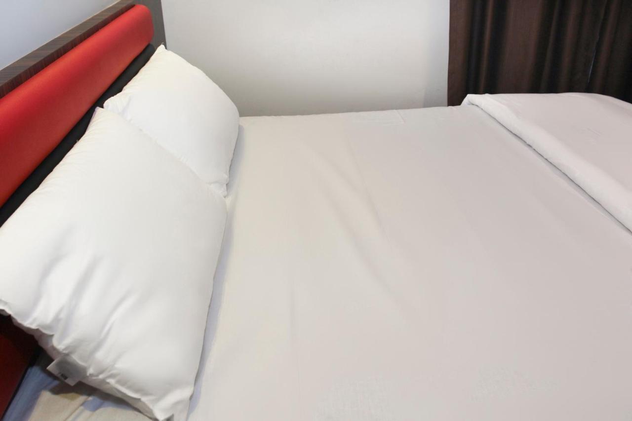 Oyo 90027 Happy Hotel Johor Bahru Bagian luar foto