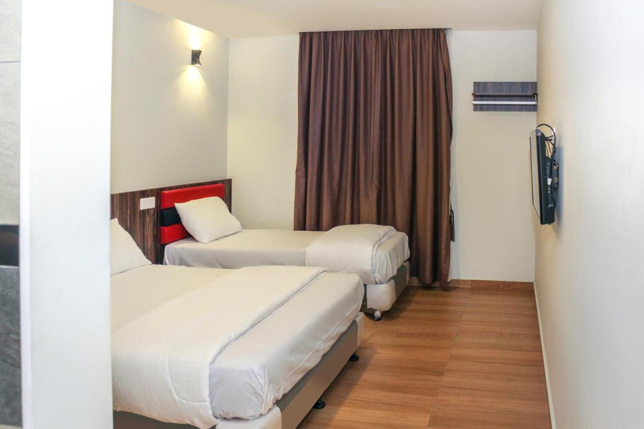 Oyo 90027 Happy Hotel Johor Bahru Bagian luar foto