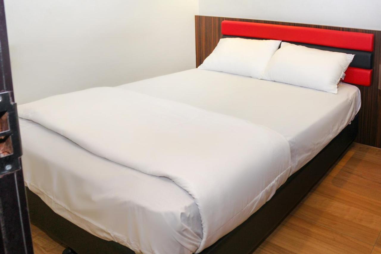 Oyo 90027 Happy Hotel Johor Bahru Bagian luar foto